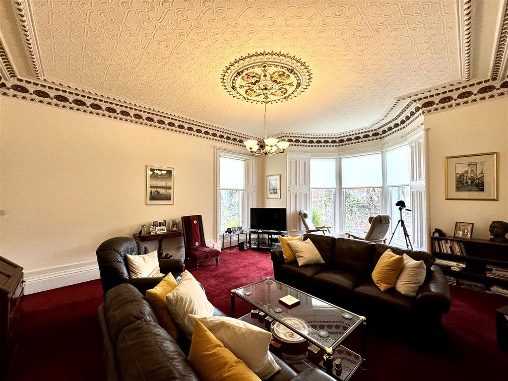 Property photo 3 of 32 Lounge