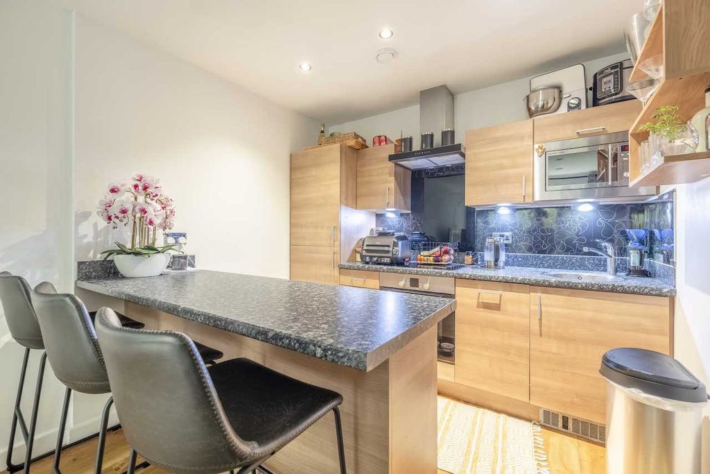 Property photo 3 of 10 Kitchen
