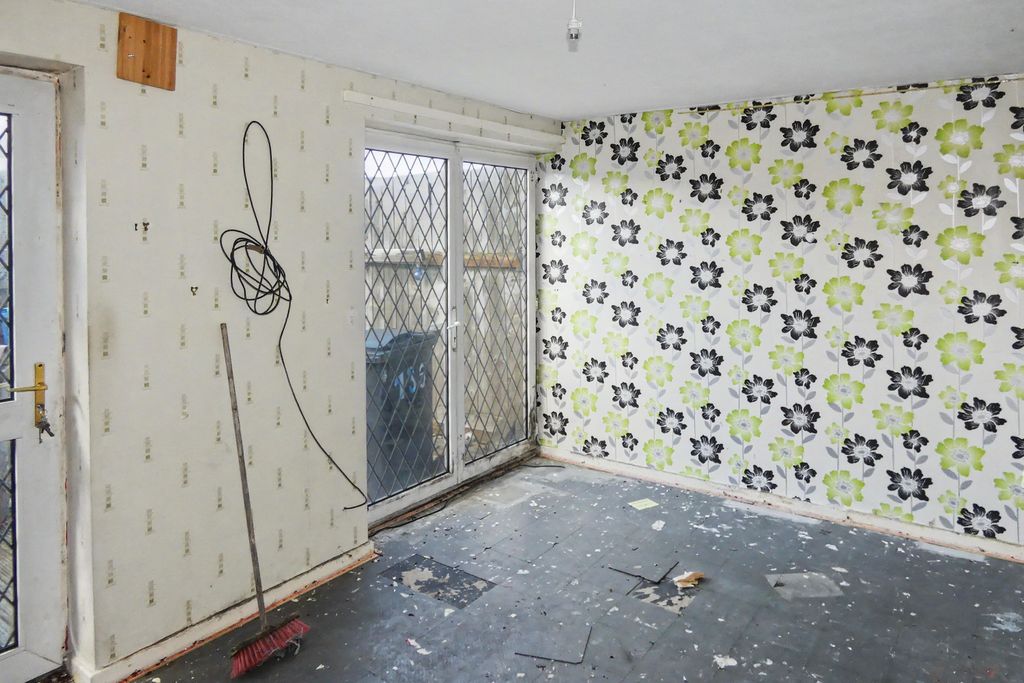Property photo 3 of 15 135 Axminster Close, Bransholme, Hull, East Yorkshire, Hu7 4Se
