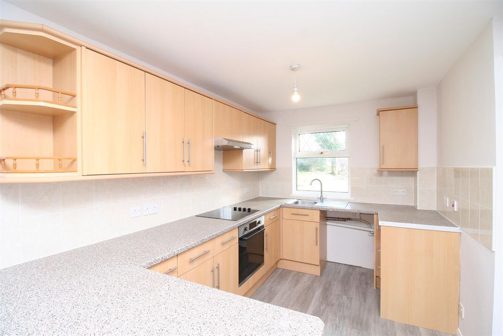 Property photo 3 of 10 Kitchen