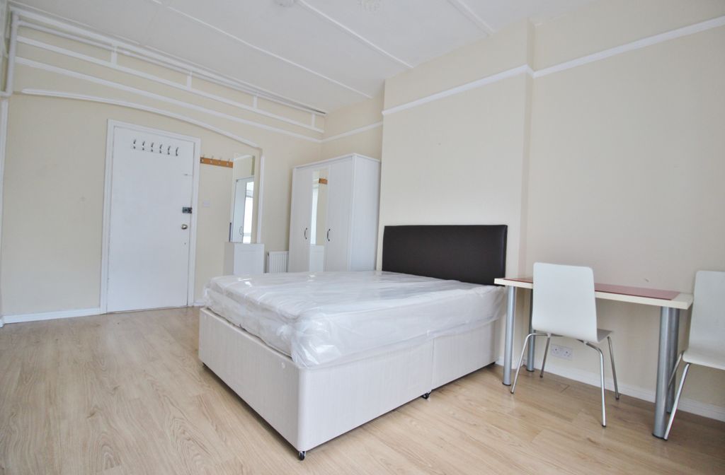 Property photo 2 of 8 Lounge / Bedroom