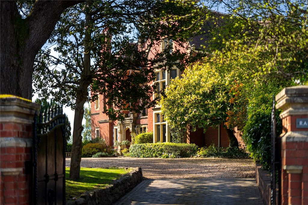 Property photo 2 of 27 House. Partnership