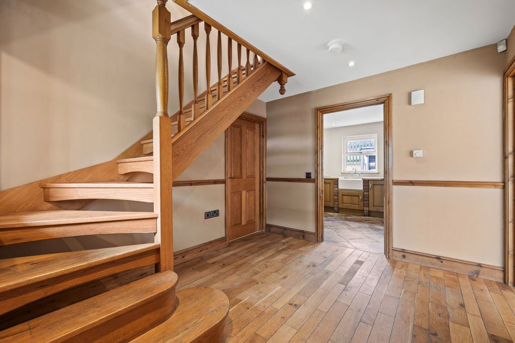 Property photo 2 of 36