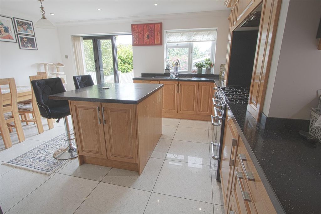 Property photo 3 of 10 Kitchen.Jpg