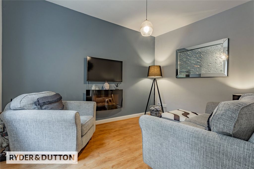 Property photo 2 of 16 Lounge