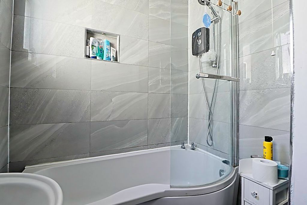 Property photo 3 of 10 Bathroom