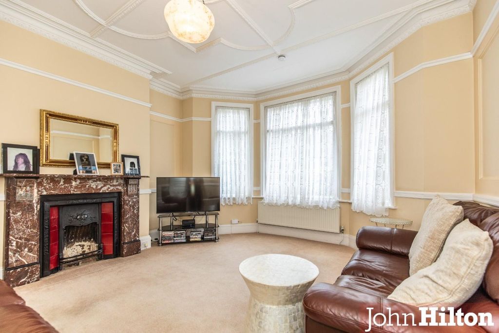 Property photo 2 of 19 Ditchling Road-18A.Jpg