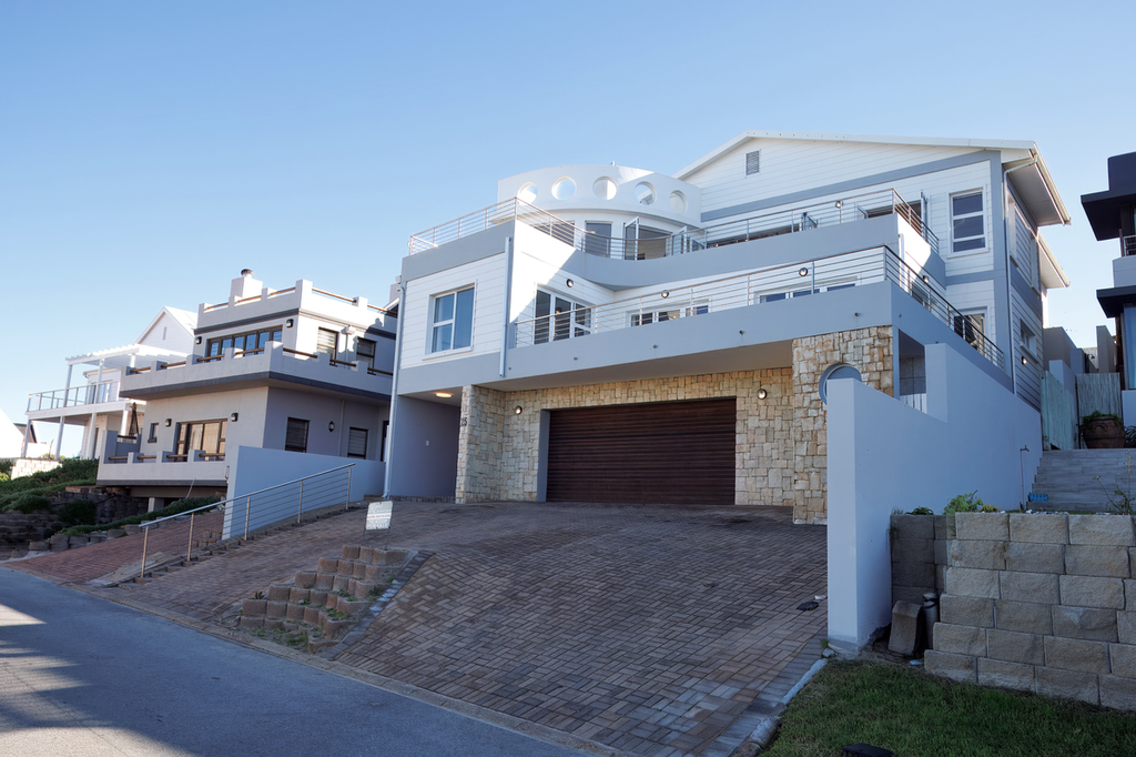 Property photo 2 of 27