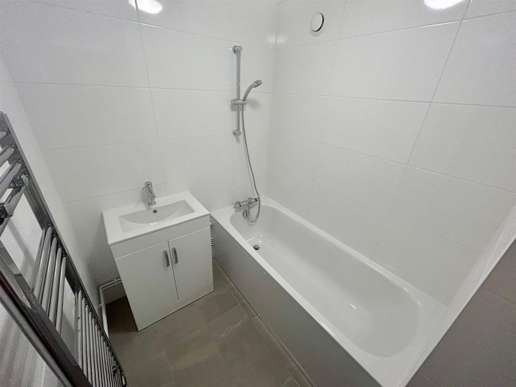 Property photo 3 of 10 Bath 1.Jpg