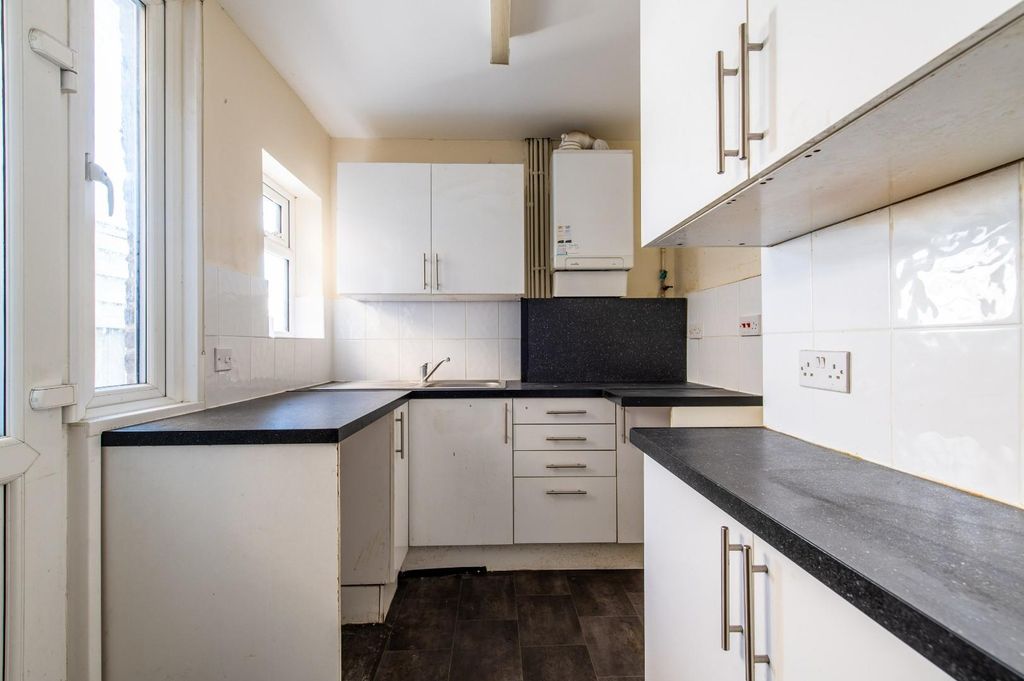 Property photo 3 of 11 Kitchen