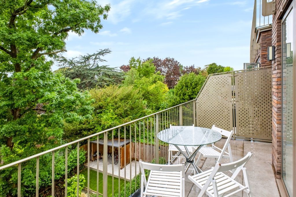 Property photo 3 of 12 Cavell Court 3 D...