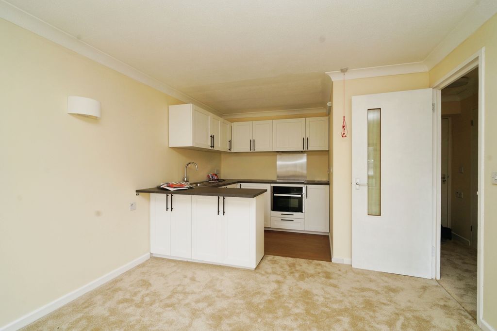 Property photo 2 of 11 Kitchen