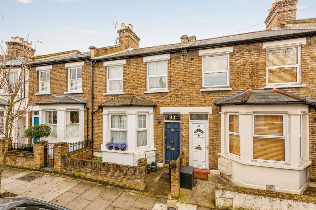 Property photo 1 of 8 Coningsby Road (2)