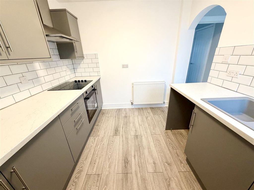 Property photo 3 of 8 Kitchen