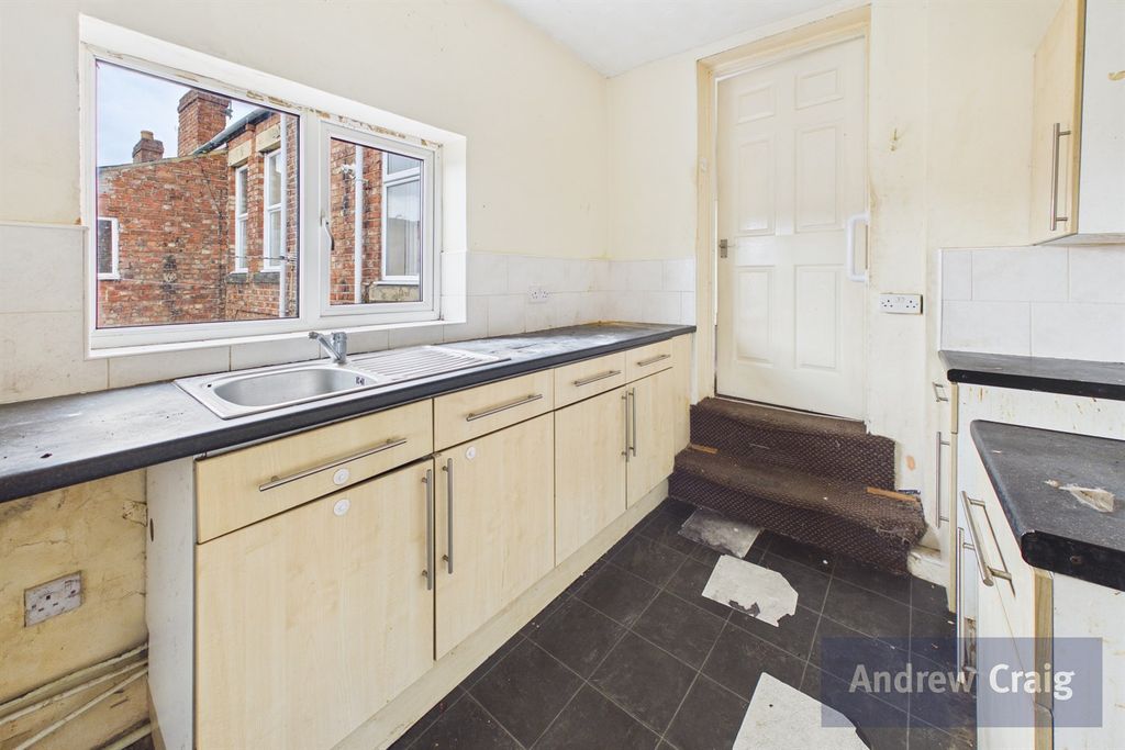 Property photo 3 of 8 Kitchen