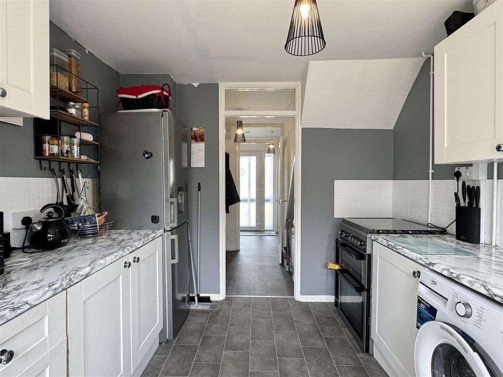 Property photo 3 of 17 Kitchen