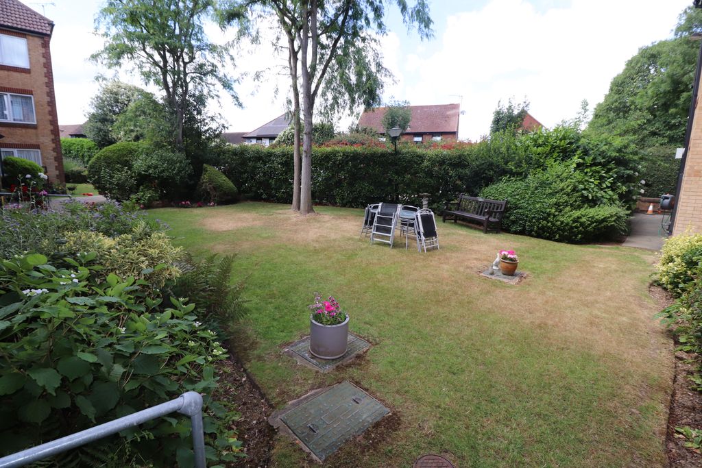 Property photo 2 of 11 Communal Gardens