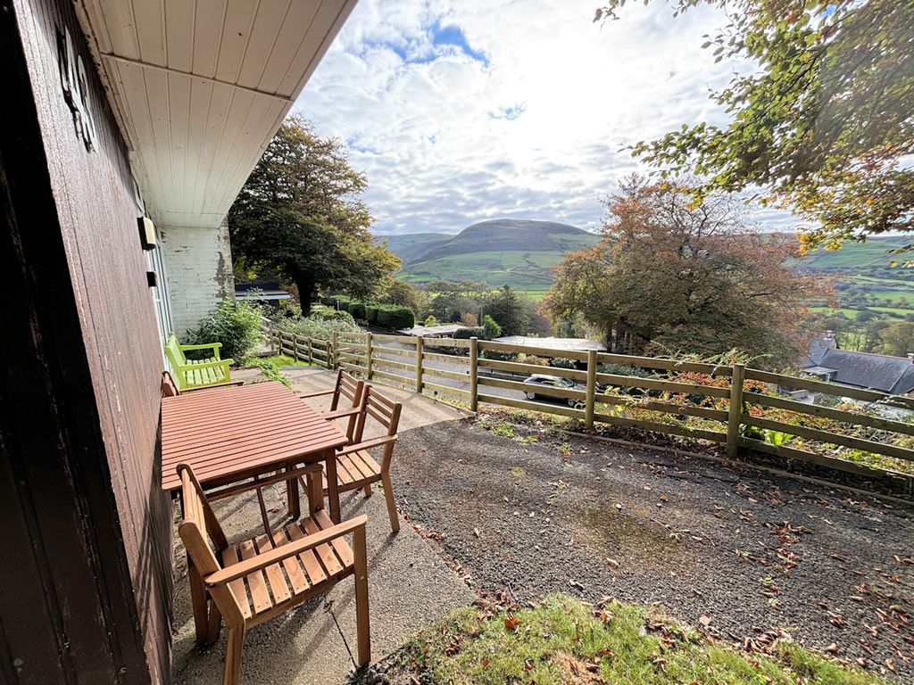 Property photo 2 of 25