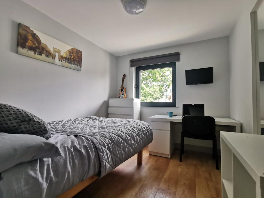 Property photo 1 of 9 Bright Bedroom With Desk And Modern Finish....