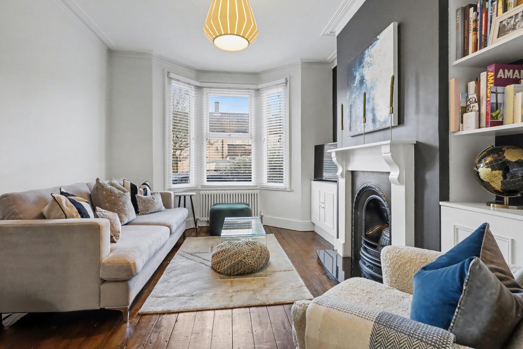 Property photo 3 of 21 Living Room