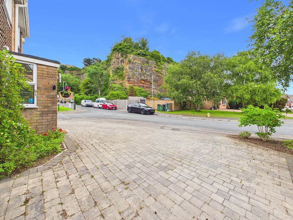 Property photo 2 of 28