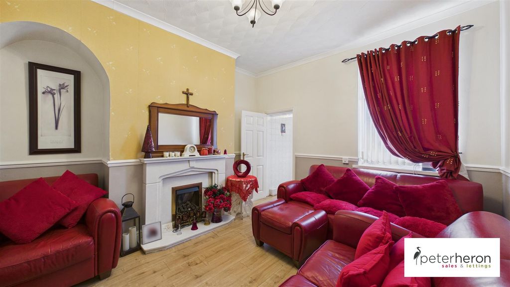 Property photo 2 of 14 Lounge