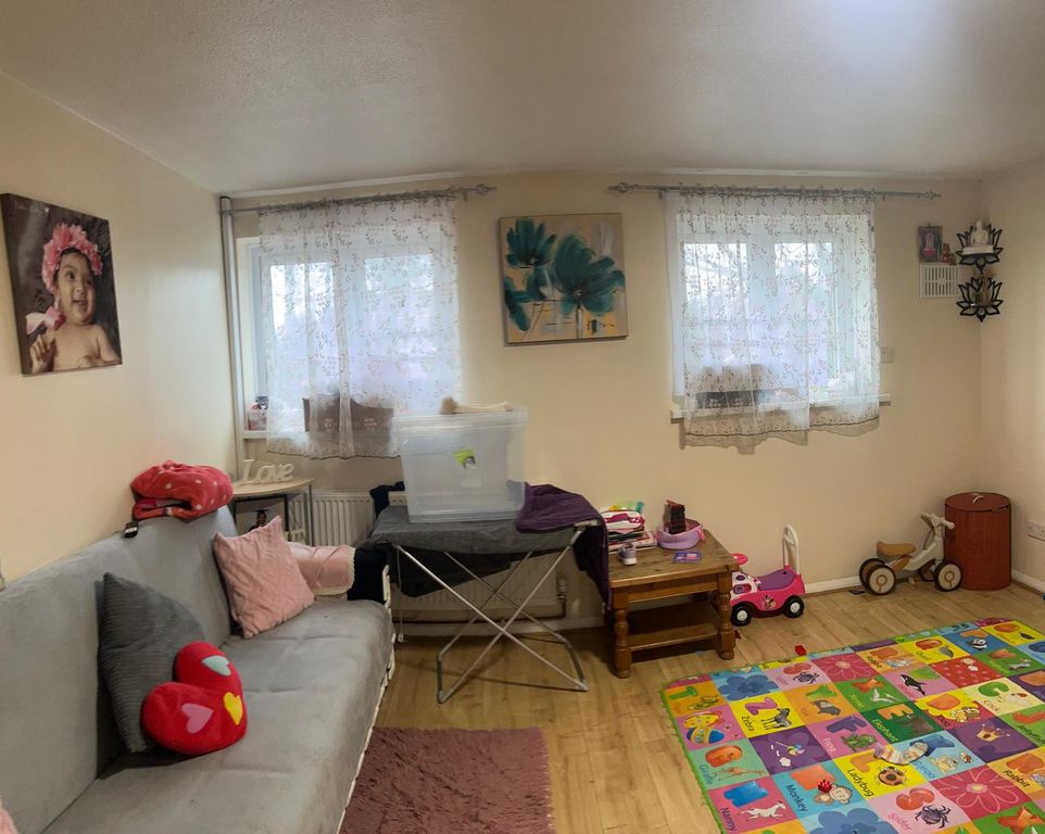 Property photo 1 of 7 Two Double Bedroom Room First Floor Flat In Feltham