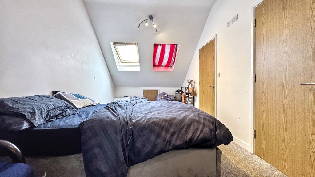 Property photo 2 of 14 A Cozy Single Bedroom Featuring A Comfortable Bed ...