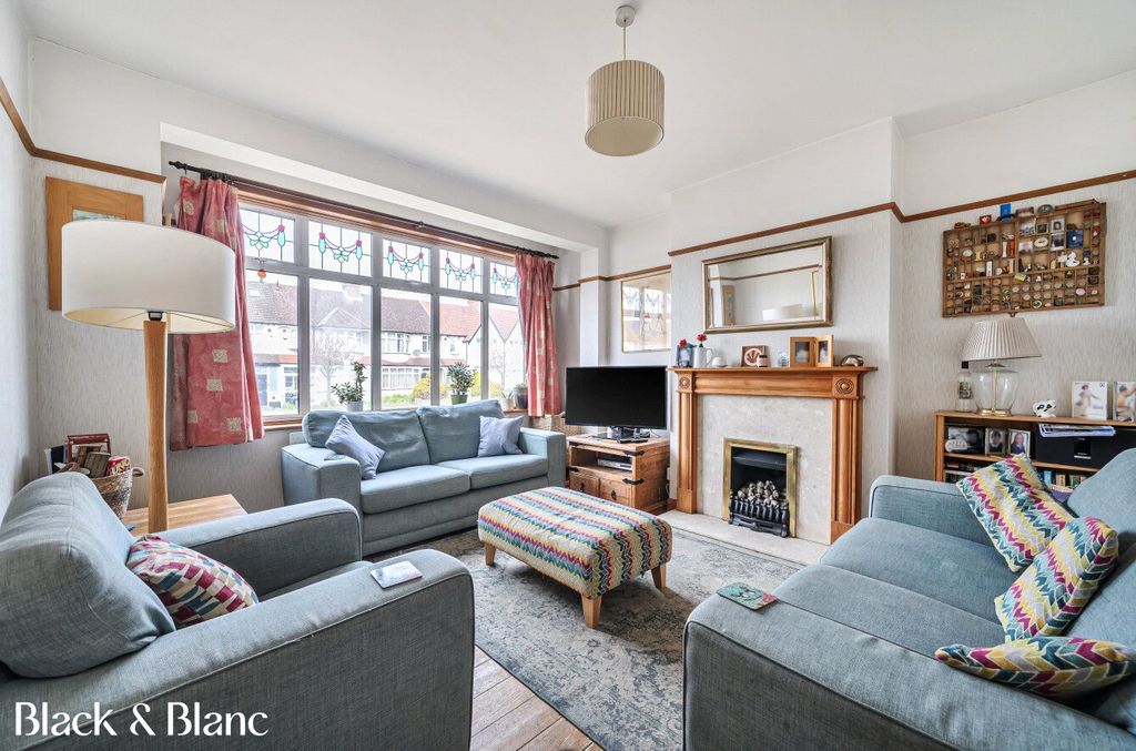 Property photo 2 of 20 Living Room