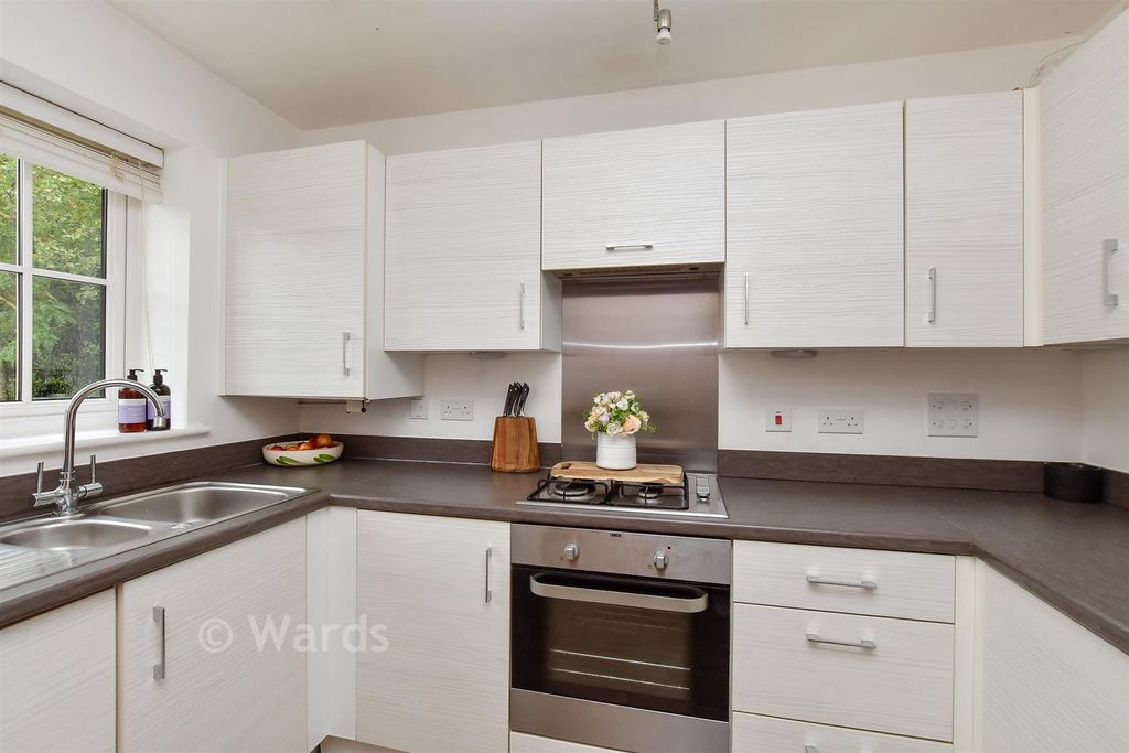 Property photo 2 of 11 Kitchen