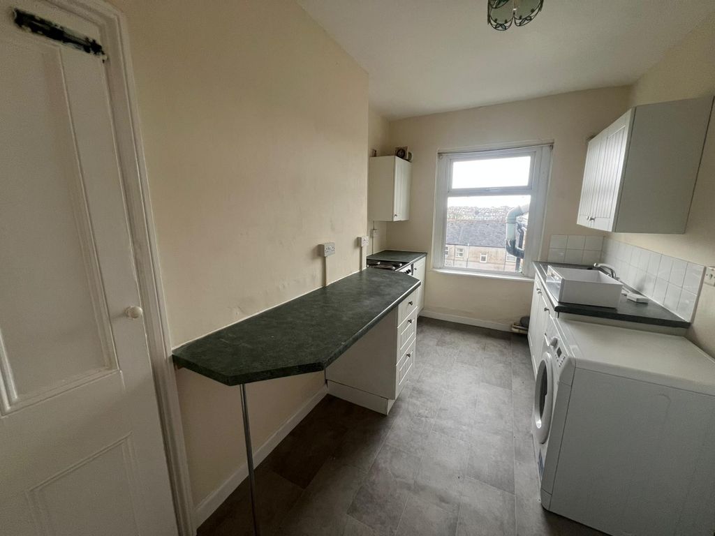 Property photo 2 of 6 Bedroom