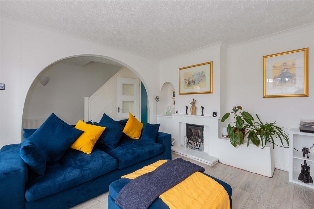 Property photo 2 of 14 158 Cippenham Lane-7.Jpg