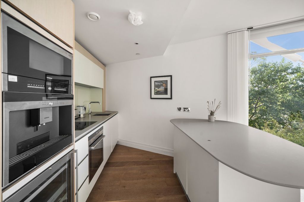 Property photo 3 of 10 Kitchen