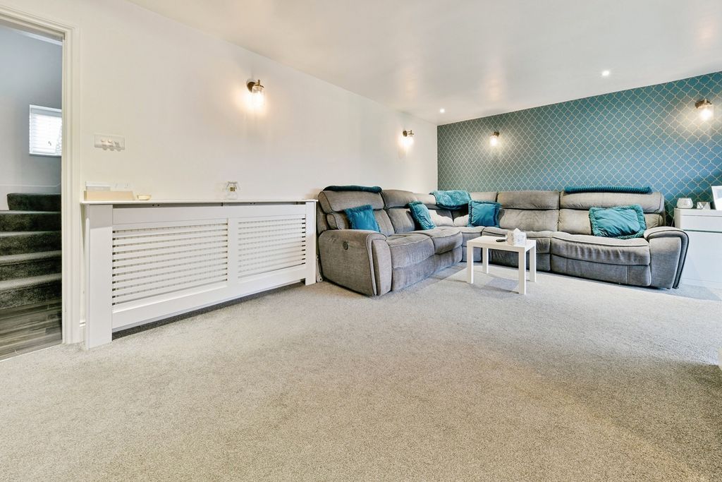 Property photo 3 of 20 Lounge