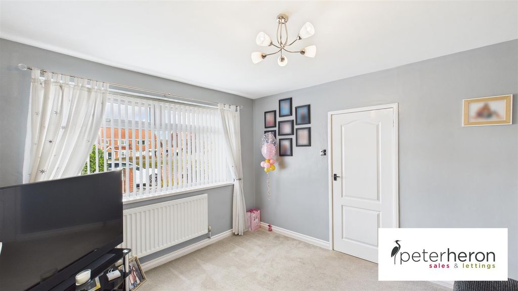 Property photo 3 of 20 Lounge