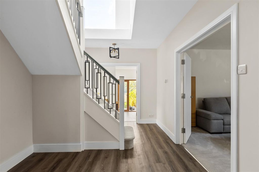 Property photo 3 of 35 173 Farleigh Road-23.Jpg
