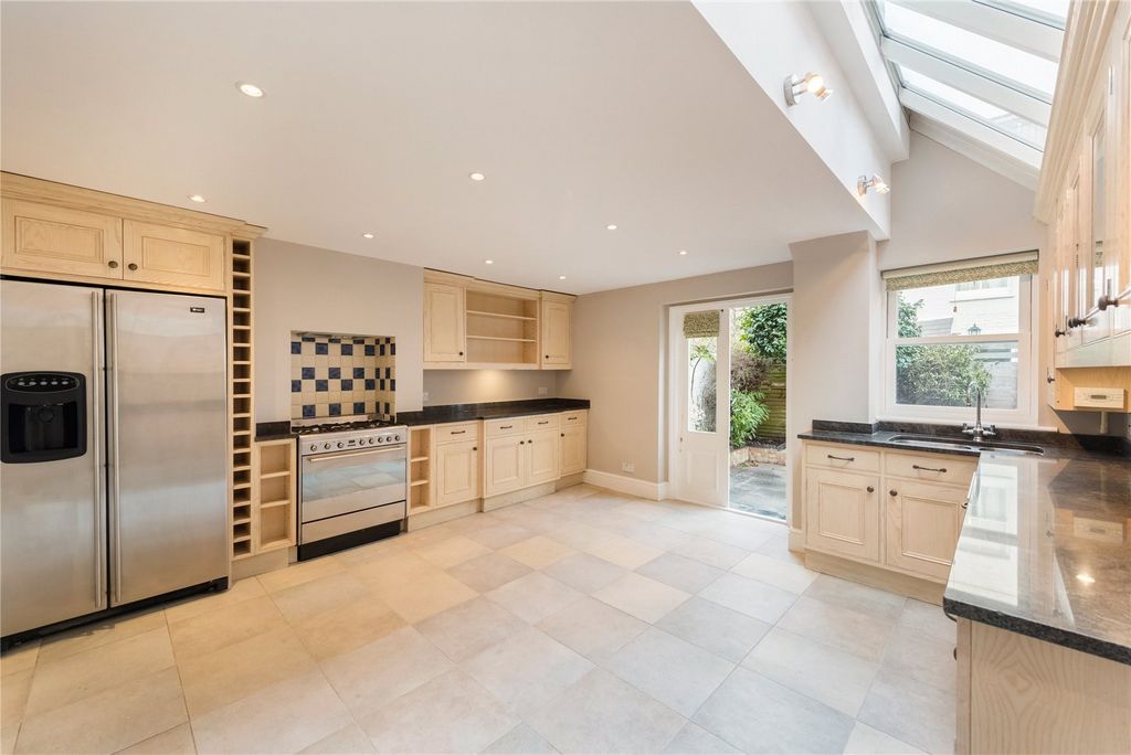 Property photo 2 of 10 Kitchen