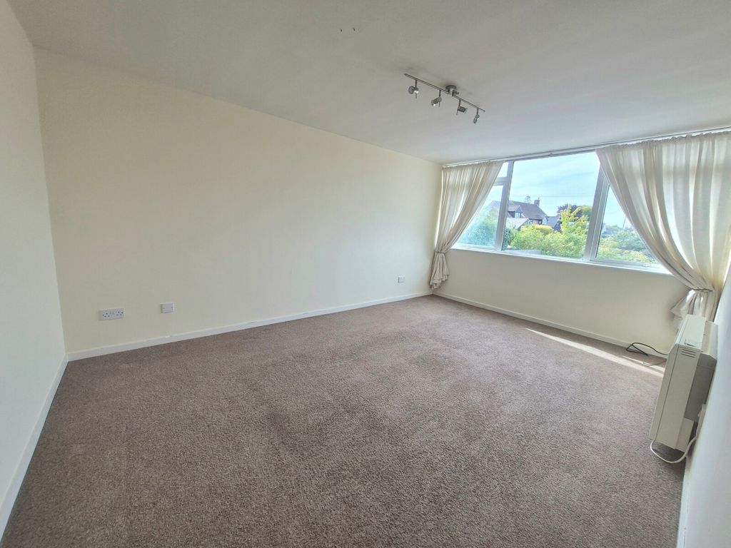 Property photo 2 of 11 Lounge