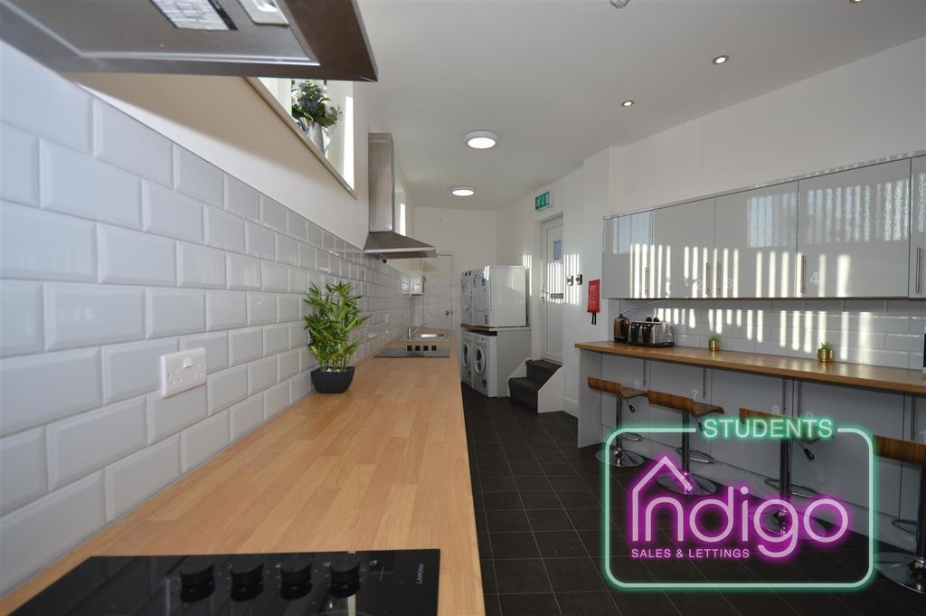 Property photo 1 of 7 Hassell_St_(93).Jpg