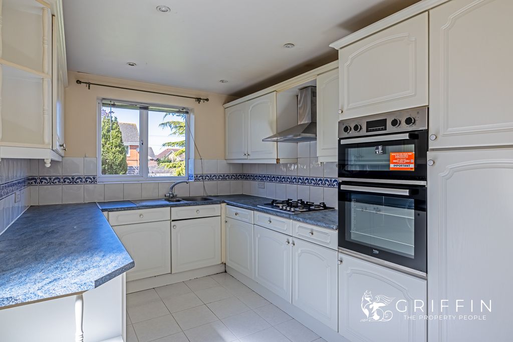 Property photo 3 of 18 Kitchen