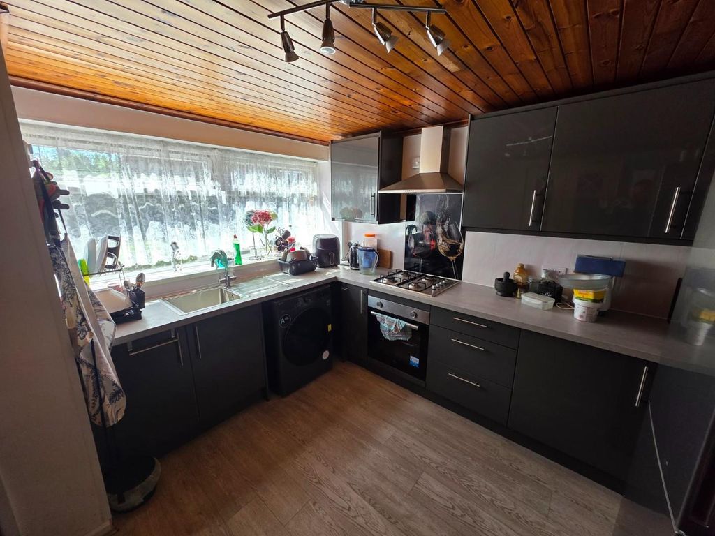 Property photo 3 of 10 Kitchen