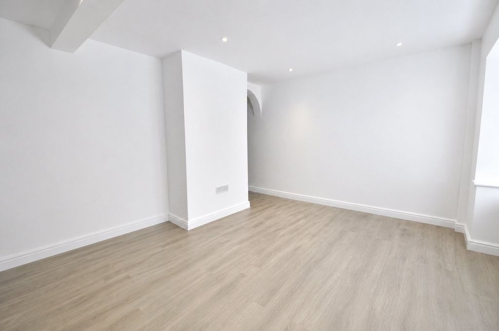 Property photo 2 of 18 Picture No. 04
