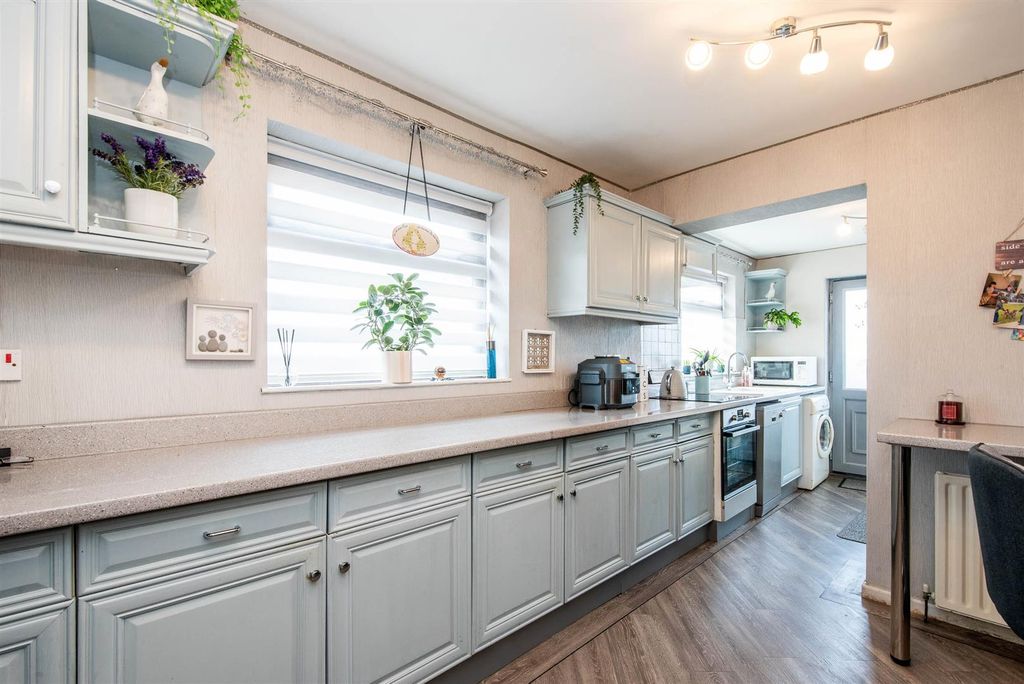 Property photo 3 of 20 Kitchen/Breakfast Room