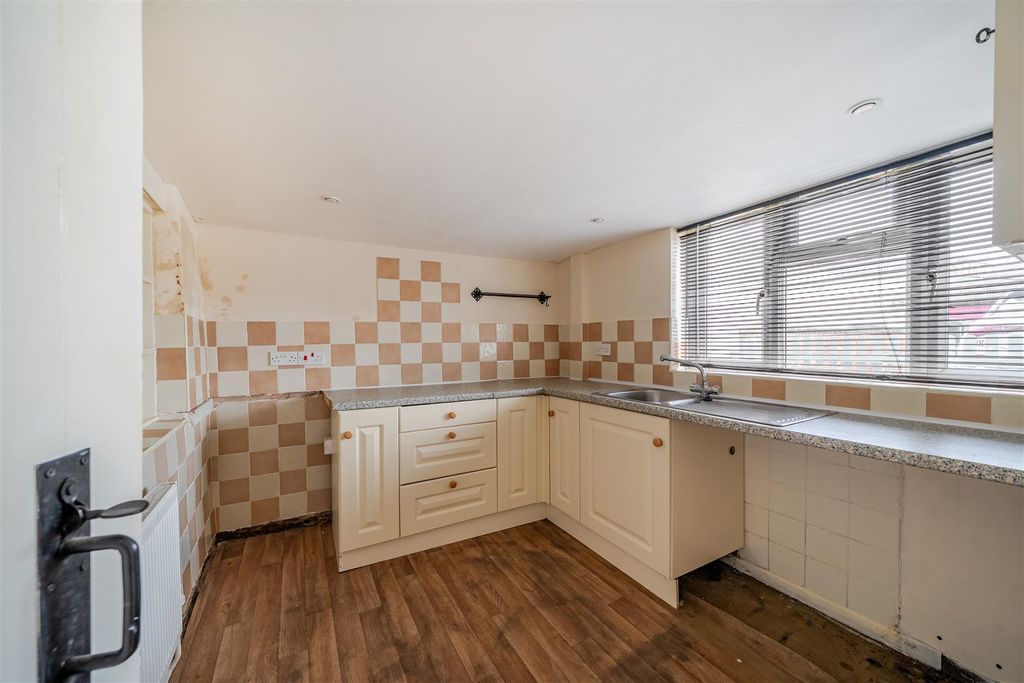 Property photo 3 of 10 Kitchen