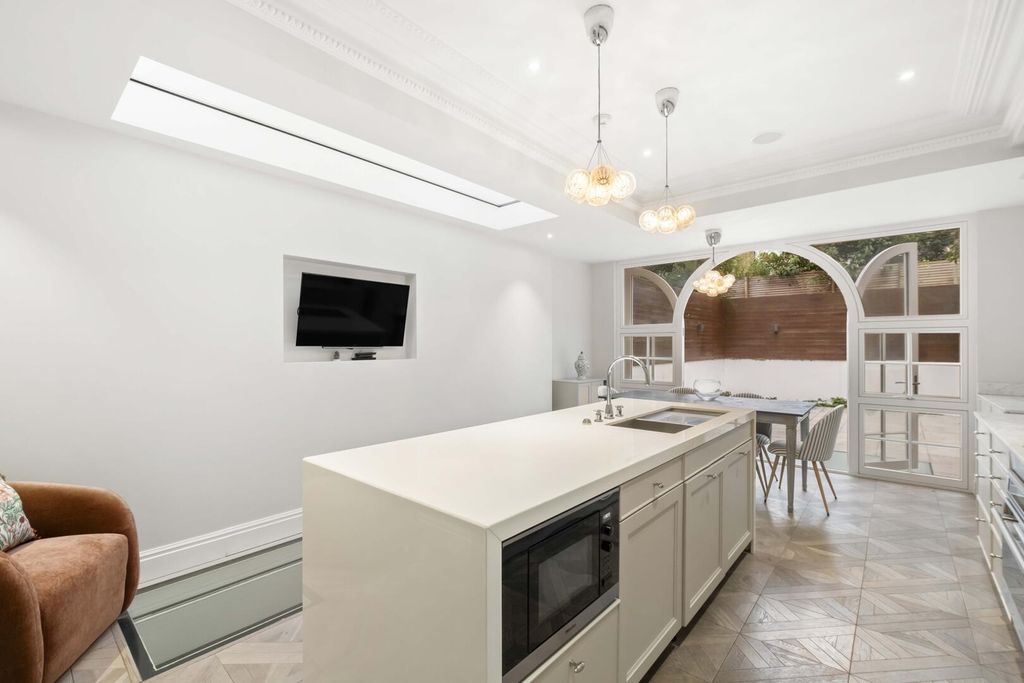 Property photo 3 of 19 Kitchen/Breakfast Room