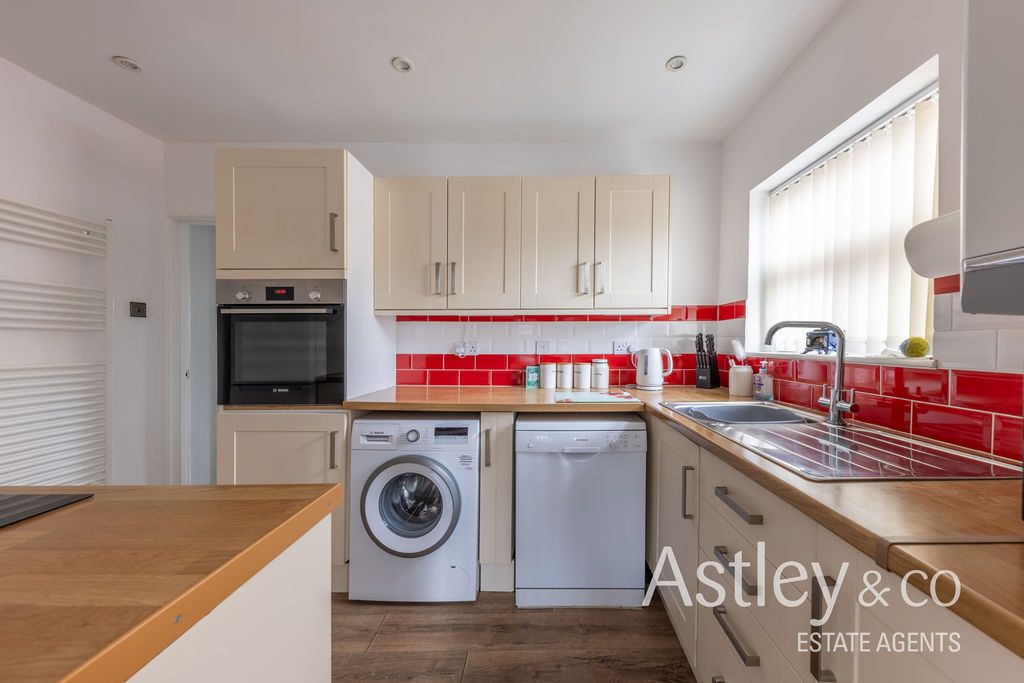Property photo 3 of 13 Kitchen