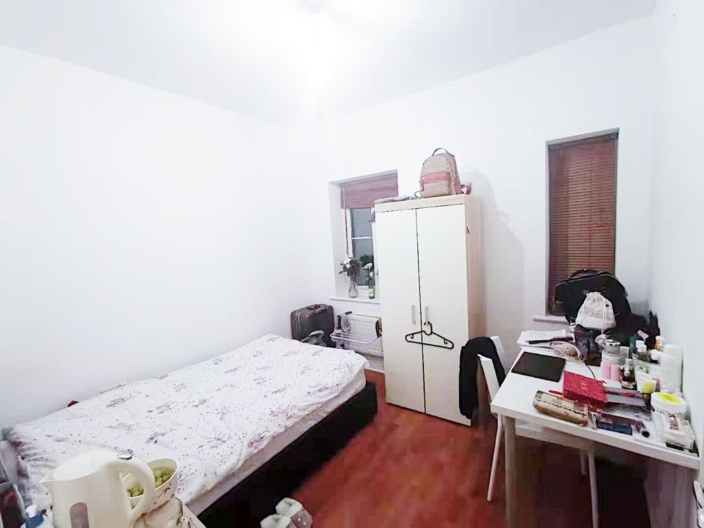 Property photo 2 of 6 Bright, Simply Furnished Single Bedroom With A Dou...
