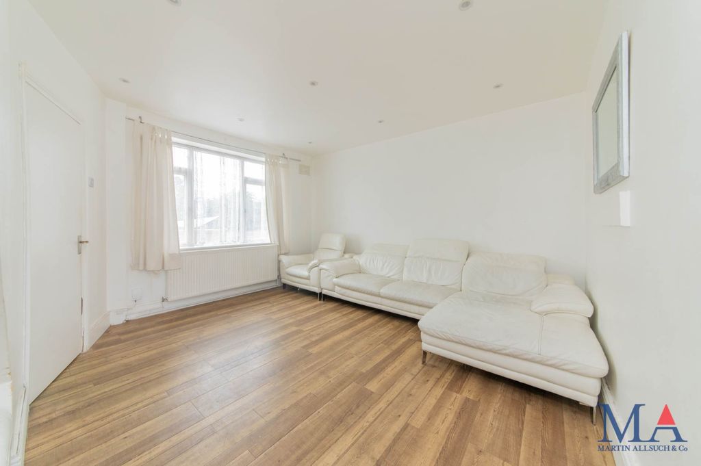 Property photo 3 of 28