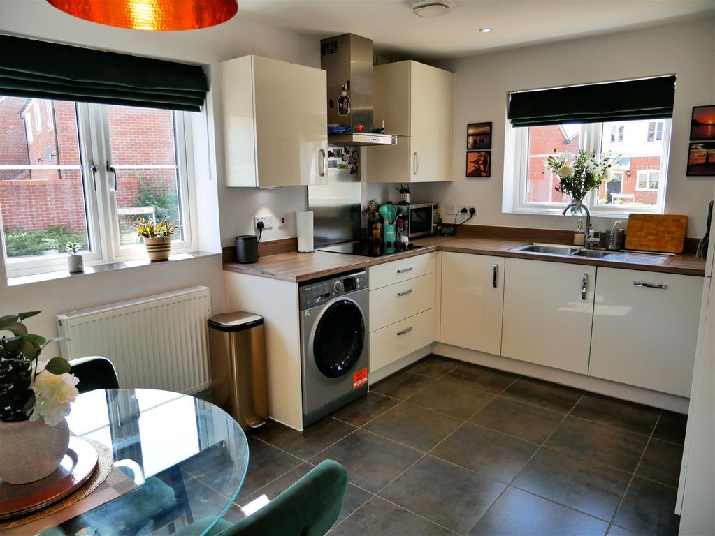 Property photo 3 of 19 Dining Kitchen