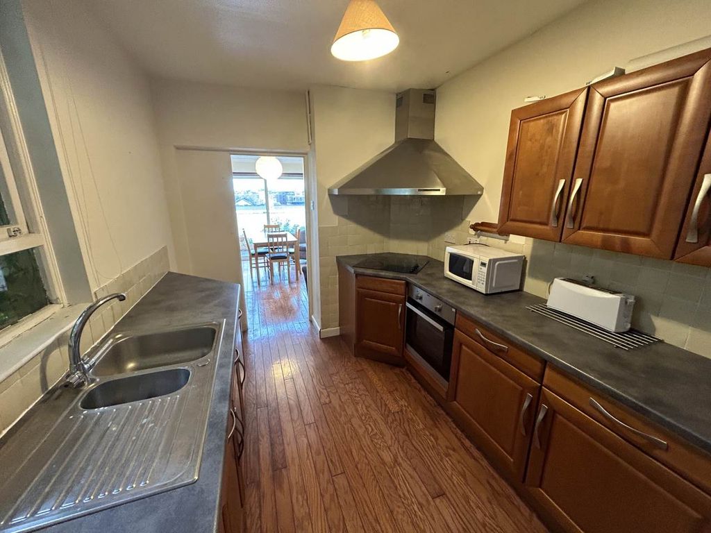 Property photo 2 of 10 Kitchen